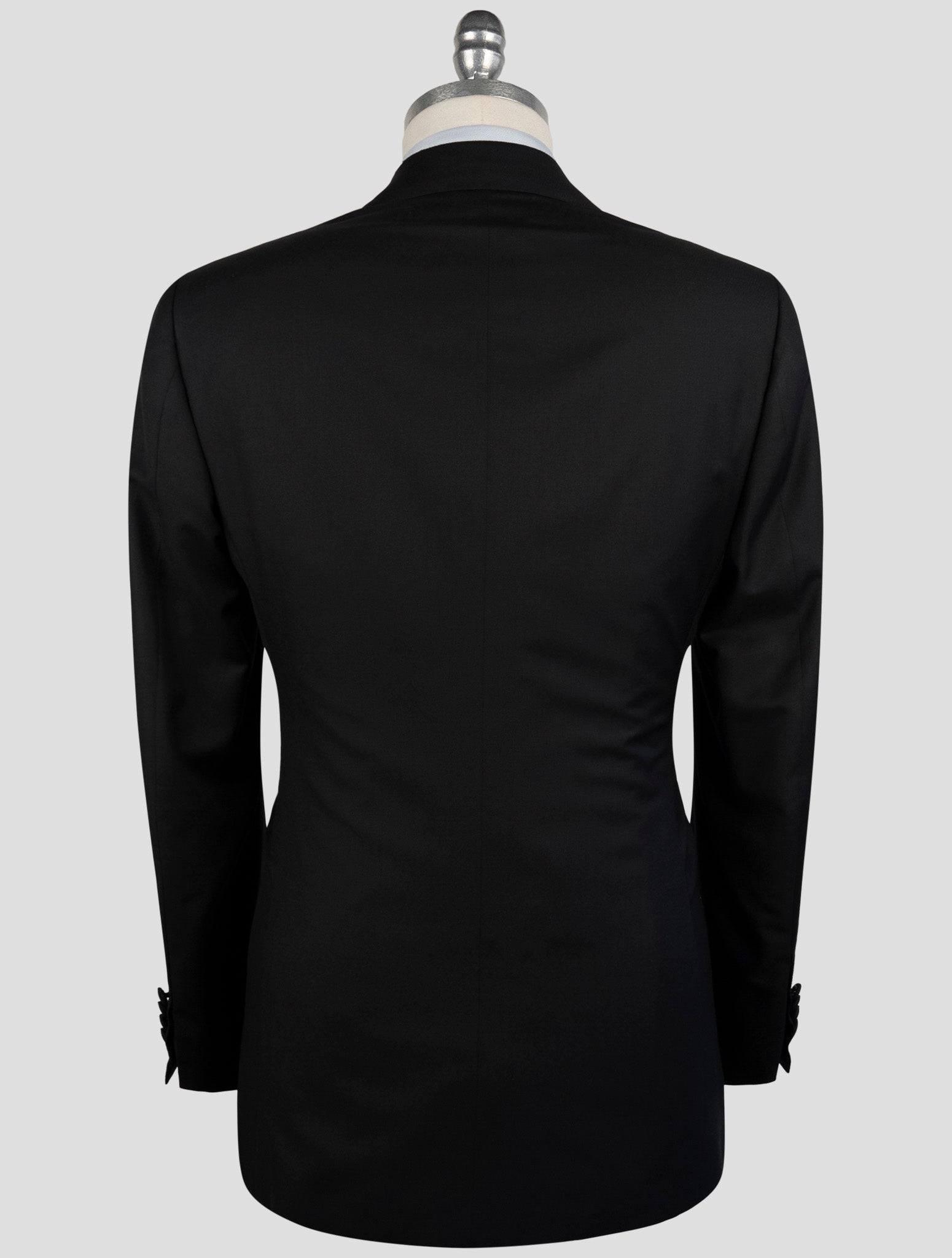 Черный шерстяной смокинг Kiton для курящих в стиле 150-х годов — атласный пик с лацканами