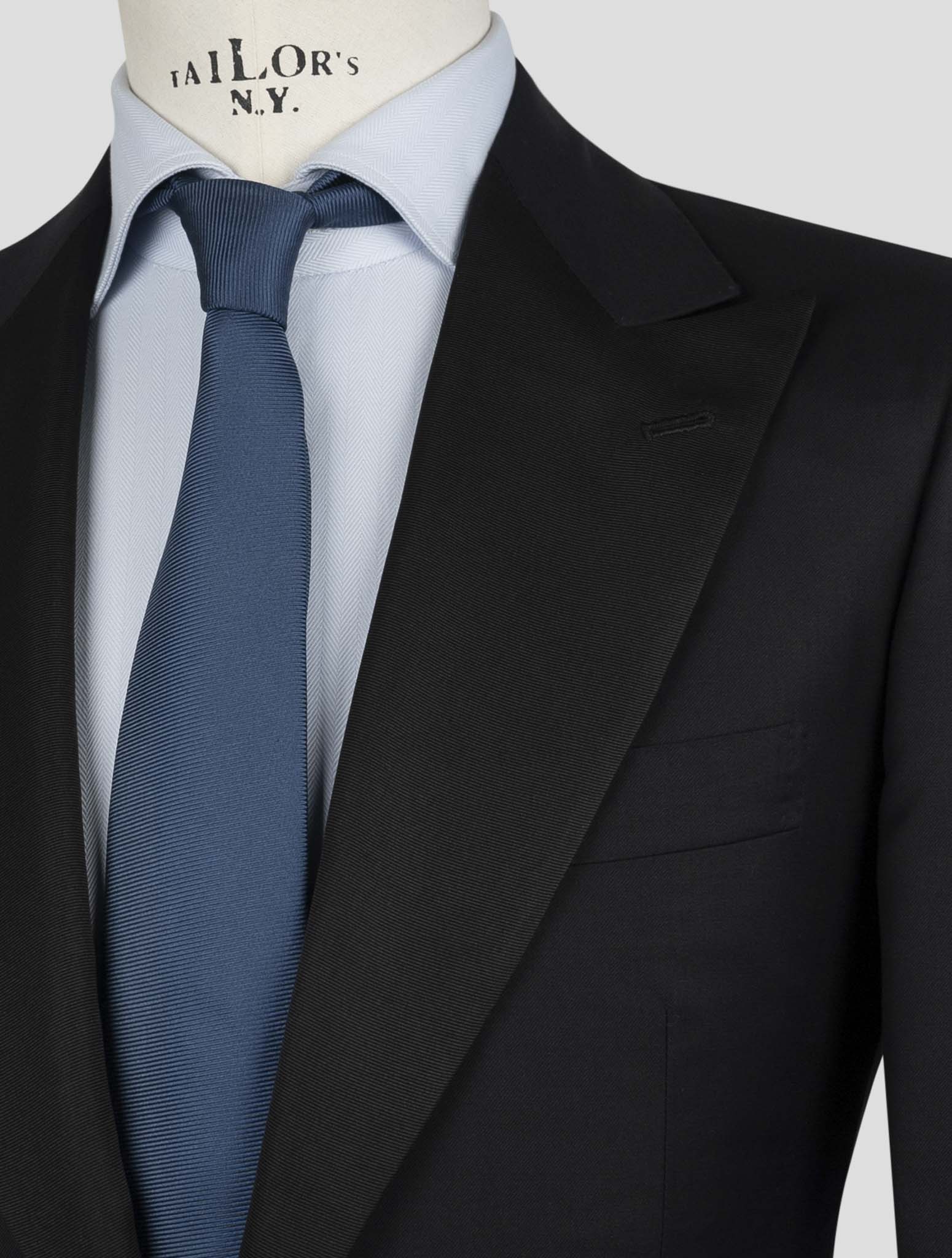 Черный шерстяной смокинг Kiton для курящих в стиле 150-х годов — атласный пик с лацканами