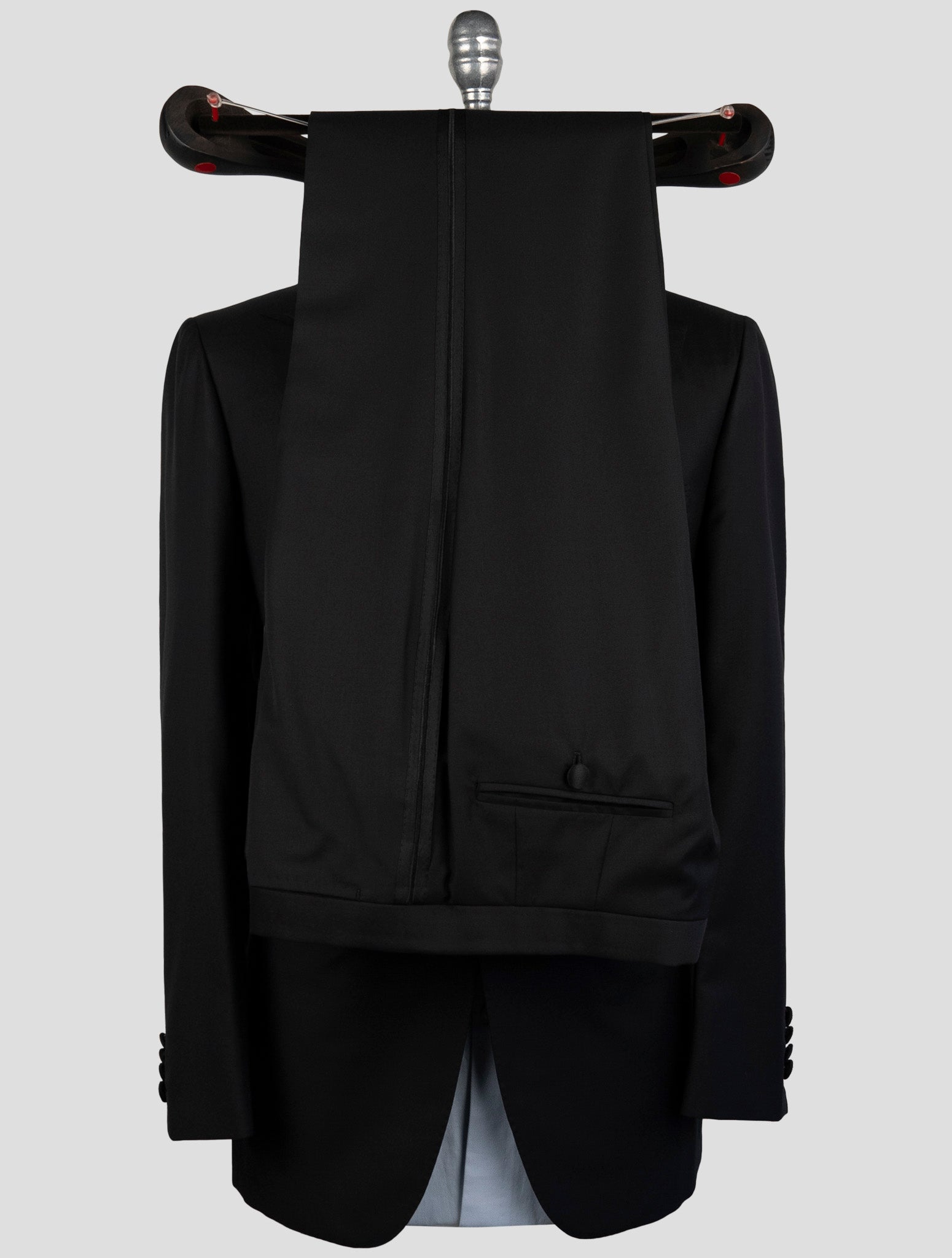 Черный шерстяной смокинг Kiton для курящих в стиле 150-х годов — атласный пик с лацканами